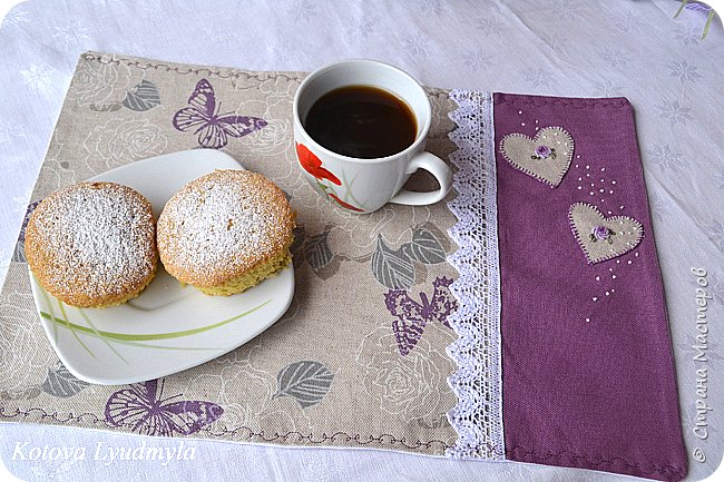 Селфетки или дорожки для завтрака украсила кружевом, как и подушки, а так же аппликацией, вышивкой розочек в технике рококо (здесь описание, как их делать: http://www.liveinternet.ru/community/4406474/post260675980/ ), французким узелком и напоследок, фигурным швом. (фото 6)