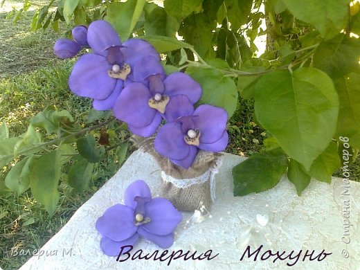 А этот наборчик фиолетовых орхидей сделала вчера. Для своих девочек. то есть племяшек. Старшей 5 лет и ей на волосы заколочка с зажимом, а меньшая совсем крошечка ей 2 месяца и так как на голову еще не приоденешь ни резиночки ни заколочки то сделала ей веточку на коляску сзади на булавочке (фото 76)