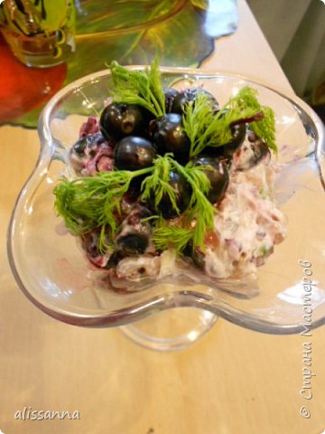 Неожиданное сочетание продуктов, неожиданный вкус. Не бойтесь пробовать...это того стоит...))))) Мои гости остались довольны, надеюсь, понравится и вам...
Ингредиенты:
1 крупная слабосолёная сельдь ( у меня семга )
200 мл.35% сливок
пол пучка зелёного лука
1-2 красной луковицы
1 ч.л. сахарного песку
1 ч.ложка лимонного сока
150 - 200 мл мороженной черной смородины
черный перец по вкусу
(фото 1)