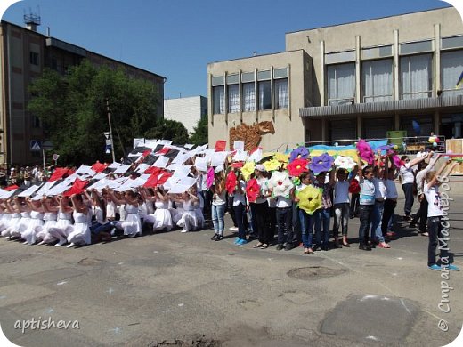 Конечно не очень хорошо видно. Из цветов дети выстроили венок. (фото 20)