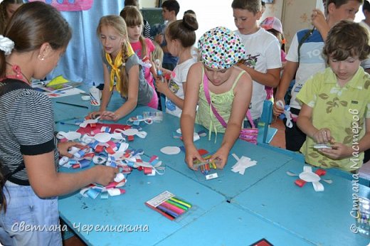 После викторины ребята сделали цветы, лепестки которых окрашены в цвета российского флага. Дети написали в серединках цветов то, что они думают о своей родине: 
- Россия - самая большая страна в мире
- Россия - самая любимая страна
- Россия - родина А.Пушкина
- В России самое глубокое озеро в мире - Байкал
- Первый человек в космосе - русский космонавт Юрий Гагарин (фото 3)