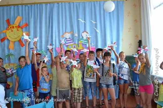 11 июня в летнем лагере дневного пребывания дети вспомнили о России как самой большой стране и великой державе. Они ответили на вопросы викторины, узнали о выдающихся русских людях - изобретателях, первооткрывателях, деятелях культуры, которые принесли России мировую известность.  (фото 2)
