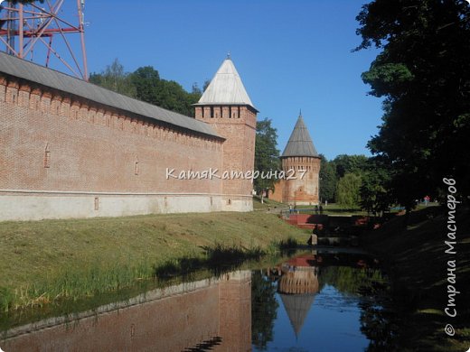 Сегодня мы гуляли по парку культуры и отдыха" Лопатинский сад".
Смоленская крепостная стена 1595-1602 Архитектор — Фёдор Конь. Протяженность стен — 6,5 км (сохранилось меньше половины стен и башен). На фото-башня Громовая(многогранная), башня Бублейка (четырехугольная). (фото 1)