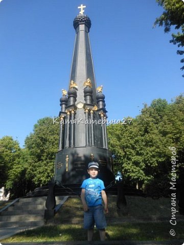 Расположен на центральной аллее парка культуры и отдыха (бывшая территория городского плац-парада). Установлен в 1841 году по Высочайшему указу императора Николая Павловича, автор - архитектор Антонио Адамини. Отлит из чугуна. Общий вес памятника составляет 25,9 т. Монумент представляет собой восьмигранную усеченную пирамиду, стоящую на могучем цилиндрическом постаменте и увенчанную луковичной главкой с позолоченным крестом. Вокруг пирамиды расположены восемь пар декоративных колонн, завершенных луковичными главками с двуглавыми орлами над ними. (фото 3)