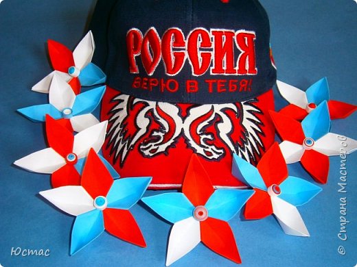 Вот такие цветочки оригами я приготовила на День России.