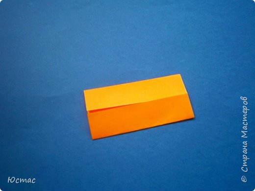 Сначала складываем лепестки цветов. Первый шаг - возьмём квадрат и сложим его пополам, затем каждую половинку тоже пополам. Вот так. (фото 3)