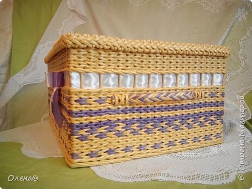 Расскажу, как я крепила ручки, т.к. сама шкатулка весит 3 кг, а в бумажном плетении ручки больное место... В те стойки шкатулки к которым прикрепляла ручки предварительно вставила проволочку. Готовые ручки приклеила на клей дракон, сверху прикрутила проволочкой и проволочку за декорировала трубочками. Красота! Самой нравиться ))) (фото 22)