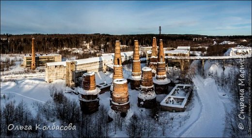 Я живу в Карелии,в краю рек и озёр.Если быть точнее моя Родина-посёлок Рускеала .В давние времена Екатерина Вторая дала разрешение на открытие завода по выработке мрамора.И с тех пор Рускеальский завод поставлял по всей стране мрамор и мраморную крошку. (фото 1)