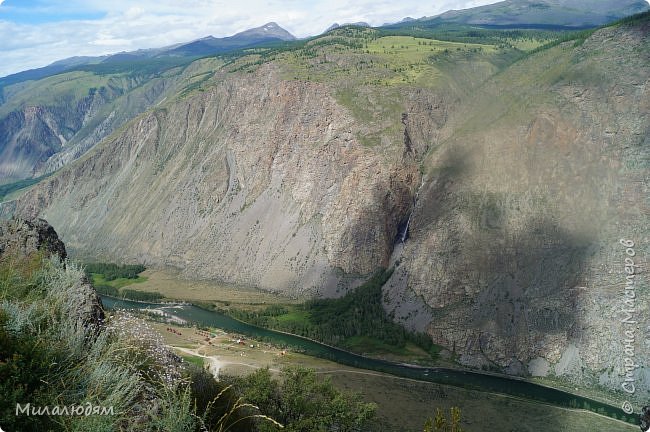 Там далеко внизу мы недавно обедали на турбазе "Кату-Ярык" (фото 105)