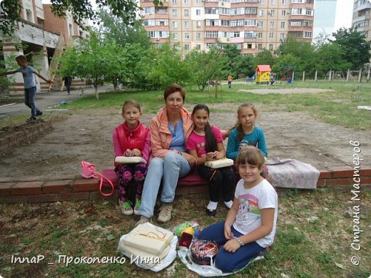 Сейчас работаю в детском летнем лагере. Девочкам очень нравится плести макраме. Шамбала, браслетики, фенечки - девчатам всё интересно. 