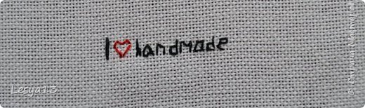 Вышиваем надпись «I love handmade» (я люблю ручную работу), можно просто  handmade (ручная работа), можно «made with love» (сделано с любовью). Я вышивала на равномерке linda 27.  (фото 10)