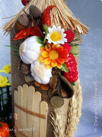 На хатке декор из сухоцвета, мака, перчика, желуди, зерна кукурузы, искусств. цветы и травка, монетки. (фото 6)