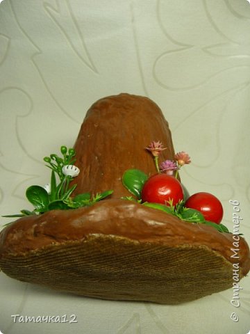 Снизу подклеила кусок ткани (у меня нашелся вельвет подходящего цвета), чтобы подставка не царапала стол, гипс сложно сделать абсолютно гладким, я решила, что ткань - хороший вариант. (фото 4)