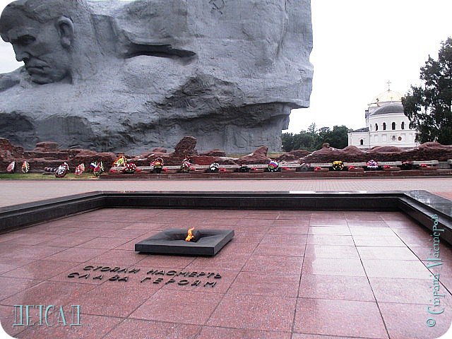 Вечный огонь Славы
На площадке – надпись литыми бронзовыми буквами: «Стояли насмерть. Слава героям».
Здесь несут ежедневно почётную вахту юнармейцы Поста Памяти, созданного в 1972 году.
 Смена караула происходит через 20 минут. (фото 12)