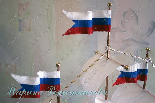 Флаги в этот раз тоже не белые а российские, сделала из нагрудной ленты. Форму придала с помощью тонкой проволоки, продела по краям. (фото 20)