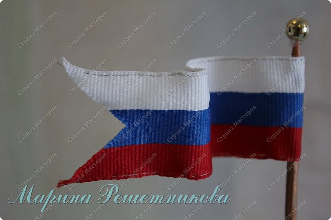 Вот здесь видно проволоку. Без нее флаги висели бы некрасиво. (фото 21)