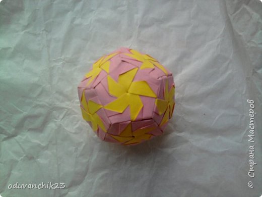 Name: Pinwheel Dodecahedron
Designer: Meenakshi Mukerji
Units: 30
Paper: 7x 7 cm
Joint: no glue
Diagram: Exquisite Modular Origami by Meenakshi Mukerji, p. 30 (фото 1)