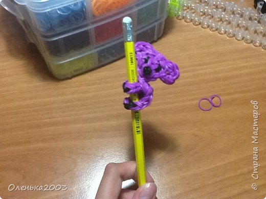 Здравствуйте ! Я думаю, что многие знакомы с набором Rainbow Loom . Сегодня я покажу мои фигурки из резинок:)
1) коала (фото 1)