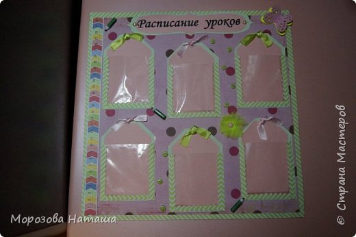 Ну вот и все украшения уже тоже на месте. Бабочки сделаны дыроколом, цветочек сделан из зеленой сетки, а в середине розовый брадс с помощью которого цветок и крепится. Еще мини пуговки, полу бусины и пуговички в виде карандашей. ВСЁ.
Вот, как то так. (фото 19)