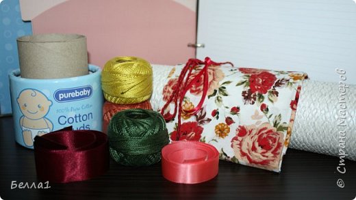 Коробочки можно сделать самому, использовать пластиковые бутылки, а также можно взять квадратную коробочку. Остальные материалы можно поменять в соответствии с идеей, стилем, цветовой гаммой или наличием материалов у вас дома)
Понадобится картон по тверже (или обои) и обычная белая бумага, красивые нитки потолще для декоративных швов и обычные нитки для обычных.
Ленты или/и шнурочки на ваш выбор.
Ну и конечно же ткань, что бы сшить юбочку для нашей карандашницы! (фото 3)