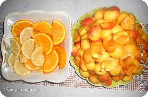 Абрикосы моем и очищаем от косточек.
Лимон и апельсины отправляем в кипящую воду на пару минут. Это необходимо для того, чтобы убрать горечь. Далее нарезаем цитрусовые дольками и удаляем все!! косточки (они горчат).
Основная часть работы сделана (фото 3)