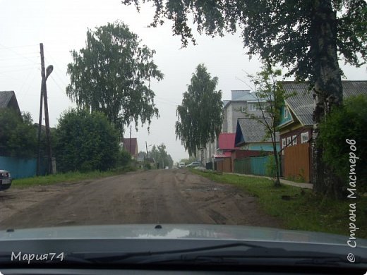 Всем привет! Никак не войду в творческий ритм – пару раз садилась, но… Чего-то не идёт никак. (Кто там мне писал, что после отпуска вдохновение прям попрет? Оооо) Вообще, как оказалось, масштабы моей скрапозависимости оказались весьма преувеличены. Собираясь в отпуск, никак не могла решить – брать свой скрап или нет. В конце концов, решила не брать. Взяла только шаблончиков – повырезать трафареты. Ну, мало ли – захочется вечерком занять руки… Как оказалось – зря, даже и не достала из сумки. 

Ну, а раз не получается порадовать вас чем-нибудь скраповым, буду завлекать болтовней. Аки Сирена)))) Поделюсь впечатлениями об отпуске. Хотя сразу хочу предупредить, что фотограф из меня как из слона балерина – только хоботом помотать вместо фуэте. Хватка фотокора также отсутствует напрочь – ну, забываю я фотать)))) К тому же ещё и забываю, где это было, а учитывая расстояние которое мы проехали – 2900 км, выяснить детали уже и не представляется возможным. Посему связного рассказа не обещаю, покажу всё вперемешку. Ага, и покажу частями – потому что в процессе – сижу разгребаю, вспоминаю что к чему… Хочется же с комментариями)))

Фотоаппарат у меня такой… не очень, древний как моя жизнь, вспышка не работает уже года три, поэтому могу снимать только днем. Муж меня всю дорогу ругал на предмет – ПОРА ПОКУПАТЬ НОВЫЙ… Так что – что уж есть. 

Все мои фотографии делятся на несколько категорий. Первая – фотографирую, потому что нечем заняться. Типичный пример – мы выехали из дома, Маша ещё горит таким первобытным энтузиазмом, поэтому вот вам родная улица Котлашанская:
 (фото 1)