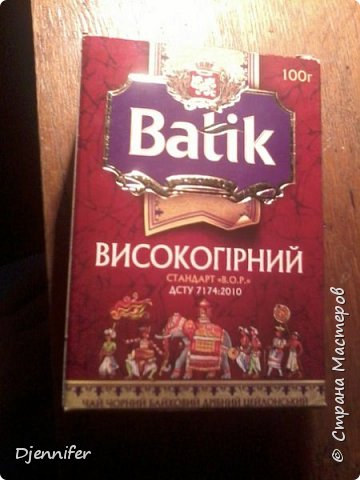 А вот и ещё одно различие. Коробочка для наших чайных пакетиков. Я взяла обычную пачку из - под чая, отрезала вверх, обклеила бумагой А4, т.к. она плотная и не просвечивает, внутри не обклеивала, в этом не было необходимости. Затем обклеила салфеткой.  (фото 4)