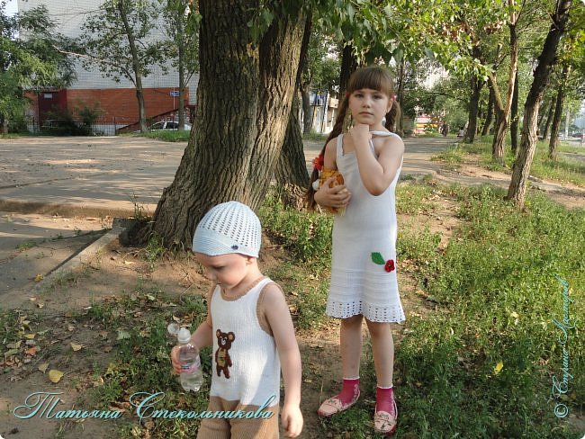 Были в гостях и на обратном пути я решила детей сфотографировать.Комбинезон на сынуле публиковала в прошлом году.А вот сарафан на дочке и кепочка-ещё не видели)). (фото 1)