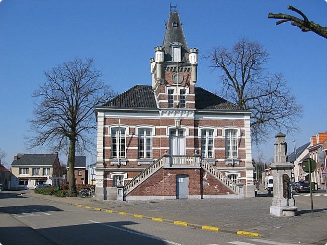 Городская Ратуша г.Тилен ( Бельгия). Gemeentehuis van Tielen (нидерл.). Построена в 1876г. Стиль - Неоклассицизм. Архитектор - Питер Йозеф Таэйманс. (фото 2)