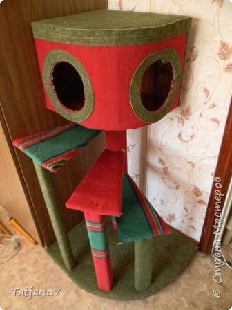 Не давал покоя мне домик для кота. Сплела - не сидит. Любит, видите ли, высоту! Старается залезть повыше и спать там устроиться. Пересмотрела кучу разнообразных когтеточек для кота - и вот в результате что получилось. (фото 1)