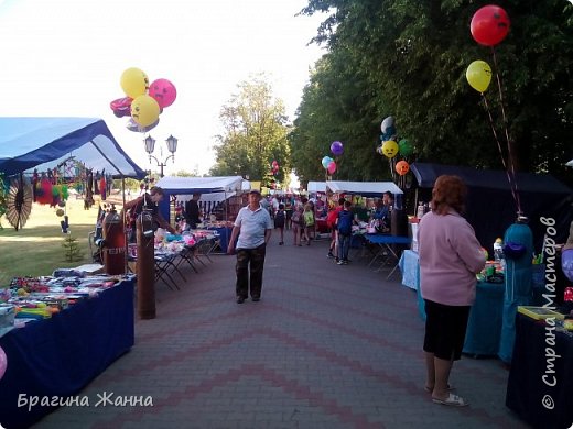 вот еще одна аллея очень длиннаяяяяя и вся уставленная палатками)))народу было потом уже мореееееееееееееееее))) (фото 14)