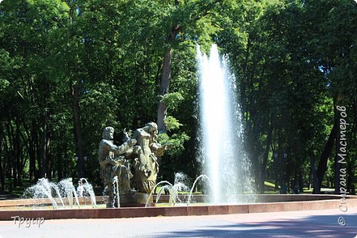 Фонтан Садко. Фото сделано 2 августа, в день ВДВ, около него дежурили полицейские, но было все культурно, фонтан даже не отключали. (фото 14)