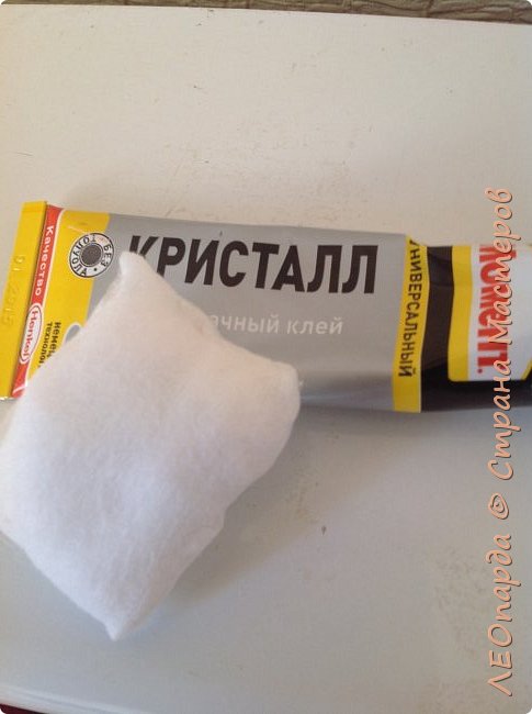 Вывернем наволочку на лицевую сторону, что бы " клеевые швы" были внутри. Теперь набиваем. Я набиваю ватой, можно любым другим наполнителем. На 1 плотную подушку у меня ушло 2 ватрых диска.Набили. Теперь заклеиваем полностью. (фото 10)