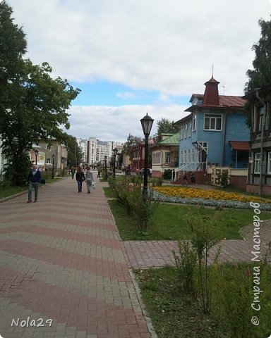 А это я на бегу сфотографировала нашу  пешеходную улицу, т. е. Проспект Чумбарова-Лучинского, или просто Чумбаровка. На ней много деревянных зданий. (фото 19)