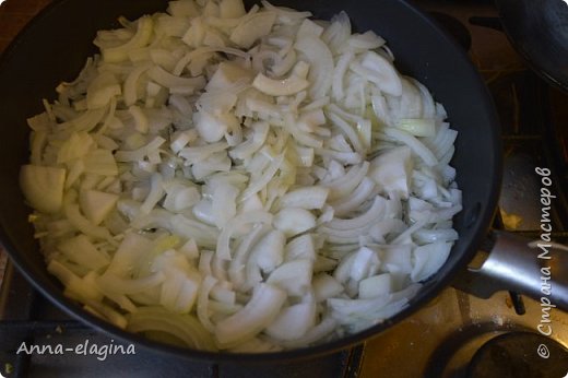 Пока мясо готовится, мы режем лук полукольцами и жарим до золотистого состояния. (фото 5)