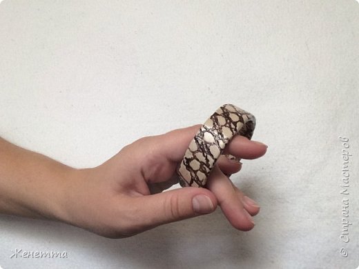хотела сделать браслет как бы из светлой кожи, фактура получилась хорошая, но никак не получалось затонировать... не знаю почему. В итоге 4 раза переделывала этот браслет (фото 1)