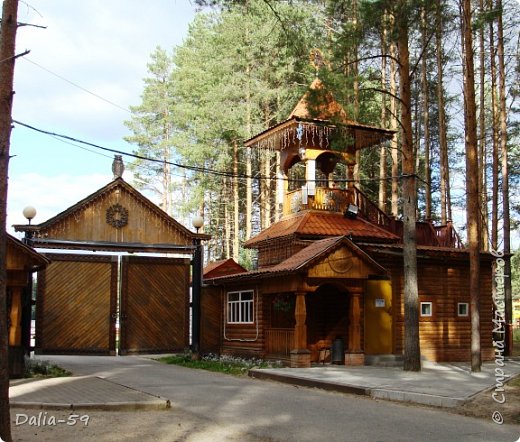 Вотчина Деда Мороза расположена в 13 км от Великого Устюга в сосновом бору.Это вход в вотчину. (фото 2)