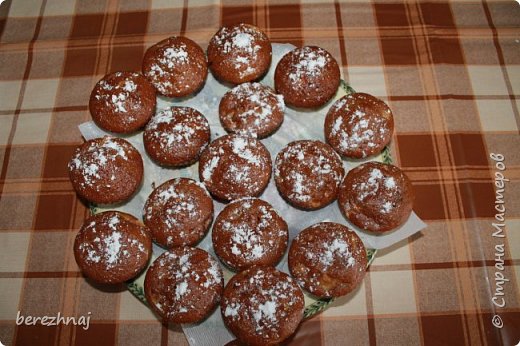 Добрый день! Хочу поделиться с Вами замечательным рецептом вкусных, воздушных кексов и предоставить мастер класс по их приготовлению. Для работы нам понадобится:
1. 1 стакан варенья
2. 1 ч.л. соды
3. 1 стакан кефира
4. 2 яйца
5. 100 гр. сахара
6. Мука
7. 1 яблоко (фото 1)