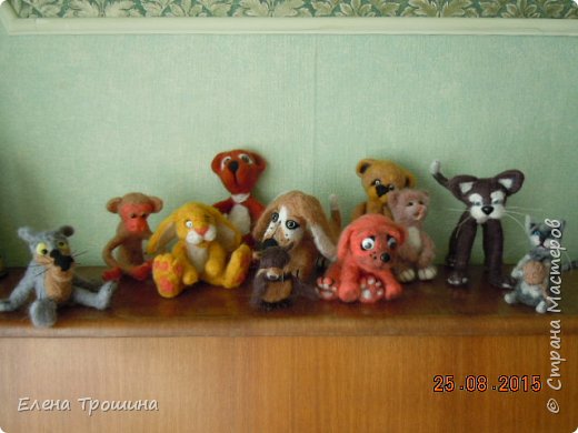 Лето выдалось холодным и я осваивала технику сухого валяния. Но и такое лето закончилось, пора на работу в школу. Вот такой зверинец у меня появился. Очень увлекательное дело. Советую всем, кто еще не попробовал. (фото 1)
