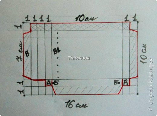 Начинаем делать карман с двумя отделениями- для листочков и ручки.
Прямоугольник той же бумаги, что и для  стойки, размером 10 х 16 см разметить как показано на чертеже. Все узкие полоски шириной 1 см. Красная линия - край заготовки. Штриховка-места нанесения клея. клей наносим на лицевую сторону клапанов, кроме верхней полосы- там на изнанку.По всем линиям сделать биговку и согнуть. Вырезать по контуру. (фото 10)