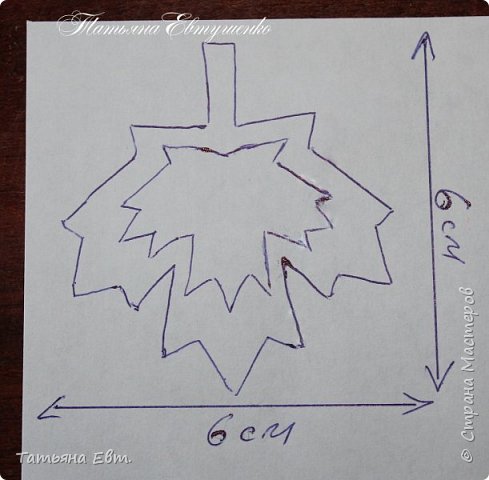 Рисуем на бумаге два кленовых листика,один большой, другой чуть поменьше. Переводим на фетр двух цветов. Каждого вида у нас должно быть по 4 шт. (фото 6)