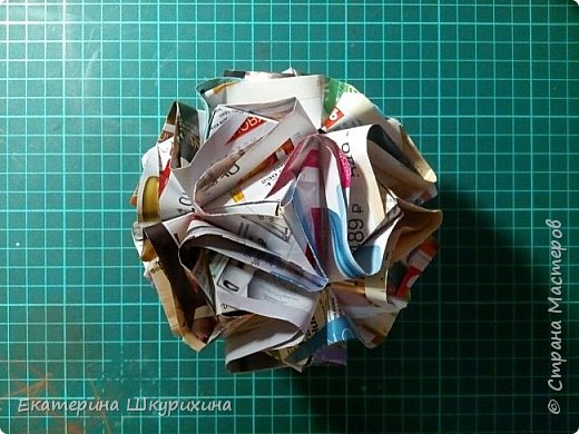 Name: Le Rose Screciate
Designer: Tomoko Fuse, Kunihiko Kasahara
Variation by Andrey Hechuev
Parts:30
Paper:?10.5*10.5 cm (A6 square)
Height:~15.5 cm
Join: glue

А эта куся больше всего мне полюбилась. Если успею, то, возможно, сделаю 90-модульную вариацию, бумаги-навалом :) (фото 4)