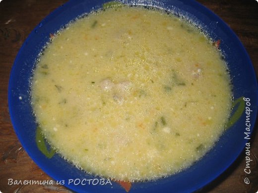 Суп-пюре куриный.
Сняла мясо с половинки курочки,перекрутила на мясорубке со средней решеткой,добавила 1 яйцо,соль,перец,чеснок и несколько столовых ложек манки.
Из косточек сварила бульон с картошкой,лучком и морковкой.Косточки вынула,из овощей блендером сделал пюре.В бульон добавила фрикадельки ,натертые на терке плавленные сырки ,лавровый листик,перчик.Проварила в течении 5 мин,добавила зелень,измельченный чеснок. Все, суп готов. (фото 5)