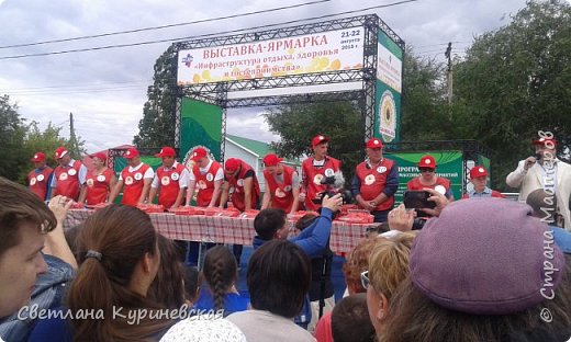 Конкурс на поедание 3кг арбузов. Это самый старт. Кто-то уже тяжело смотрит, но никто не сбежал. (фото 19)