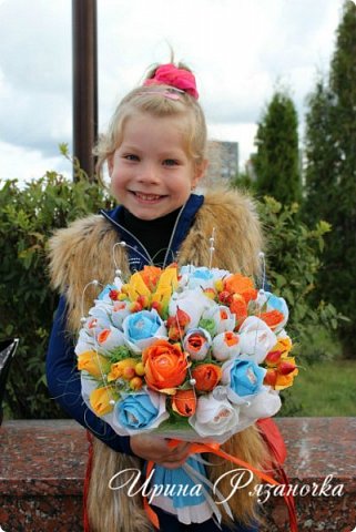 Все букеты были заказаны на 1 сентября. Некоторые заказчики любезно предоставили мне фото.
Маленькая фигуристка (фото 43)