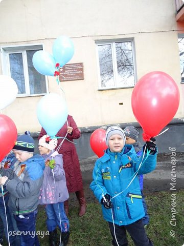 Итоговым мероприятием стала экскурсия по  памятным местам города, связанным с событиями Великой Отечественной. А на улице имени Героя Советского Союза прокопчанина Василия Мартехова дети и взрослые отпустили в небо шары с привязанными к ним красными гвоздиками св знак пожелания мира и добра.  (фото 3)