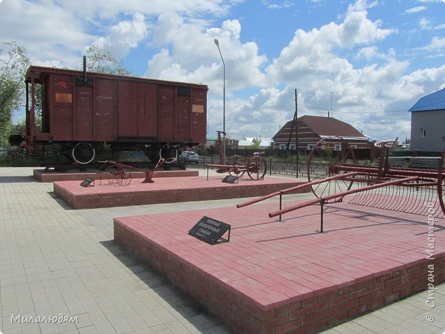 Конные грабли, косилка и плуг. Я сразу своего свекра вспомнила, как он на покос на конных граблях всегда ездил. (фото 49)