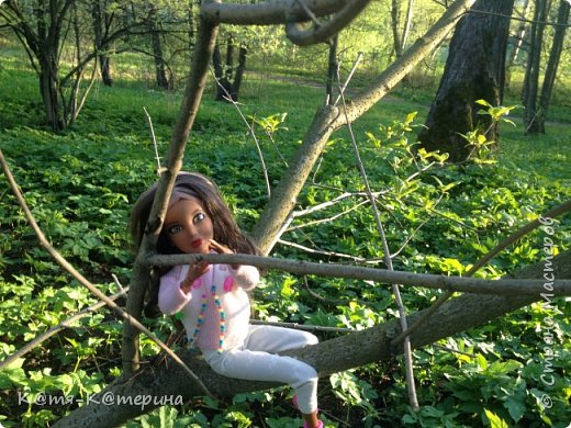 Алекс везде сунет свой нос! И на дерево залезет, и бандита покалечит! Вот, даже во время фотосессии умудрилась залезть на куст! (фото 4)