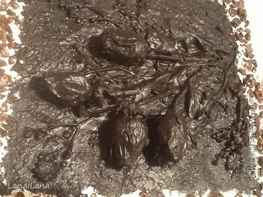 До окончательной покраски. Это я решила сделать импровизированную "рамочку" из камней. Намазала по краю шпатлёвки и налепила камни. (фото 4)