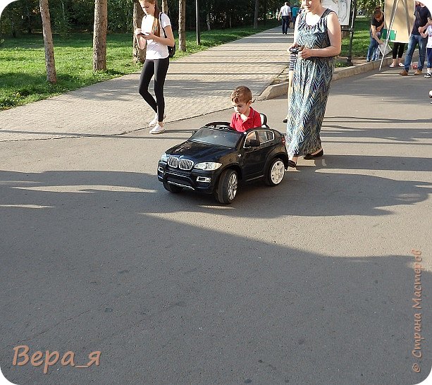 Другой - не менее серьезный малыш - на БМВ, мама снимает первый водительский опыт сына.. (фото 21)